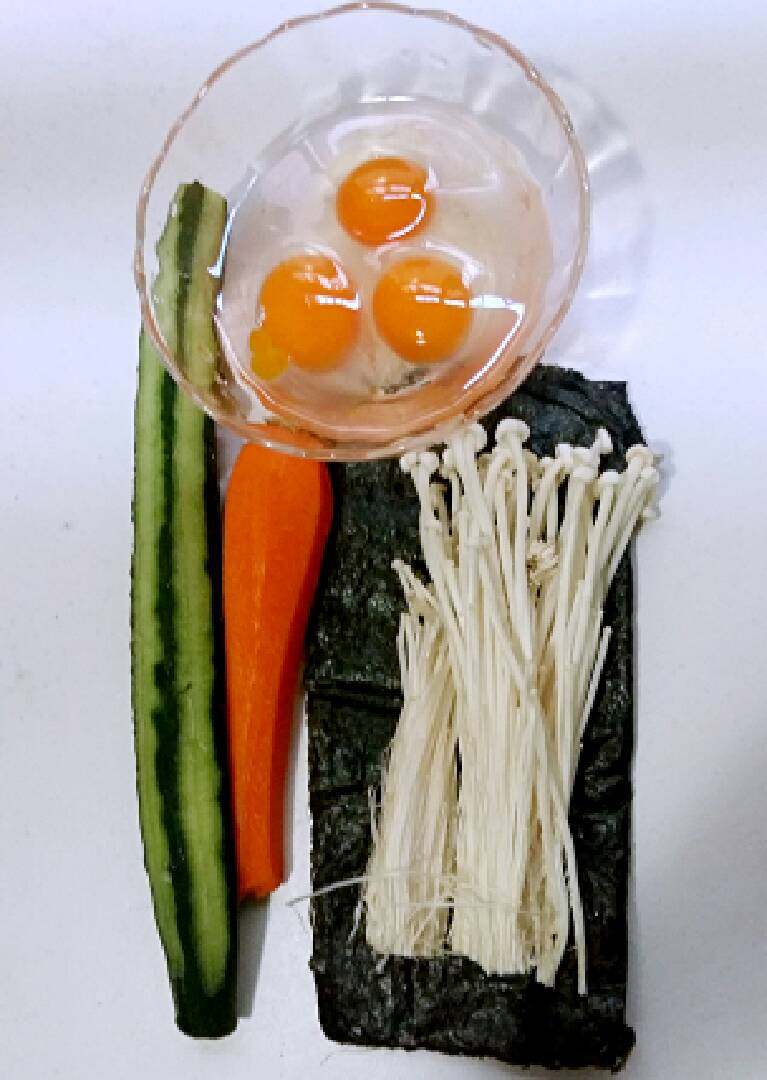 五彩蛋皮卷+#挑战鸡蛋的100种做法#,准备食材