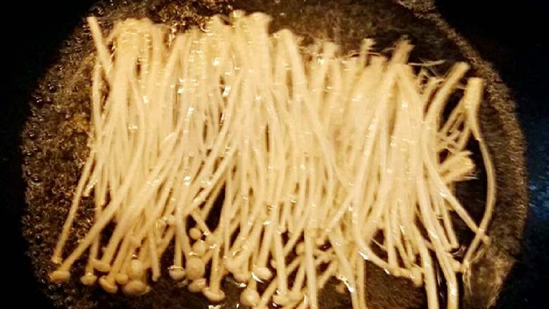 五彩蛋皮卷+#挑战鸡蛋的100种做法#,锅里放水烧开加入适量的盐，把洗净的<a style='color:red;display:inline-block;' href='/shicai/ 234'>金针菇</a>焯水捞出沥干水分。