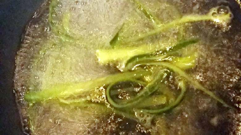 五彩蛋皮卷+#挑战鸡蛋的100种做法#,黄瓜焯水一下，沥干水分备用
