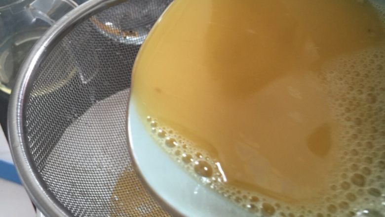 枸杞鸡蛋羮,顺一个方向搅拌,拌匀后用滤网把蛋汤中的气泡、蛋渣完全去掉。
