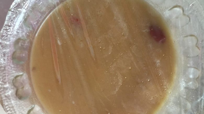 枸杞鸡蛋羮,碗上盖上一层保护膜,用牙签挑了几个洞。