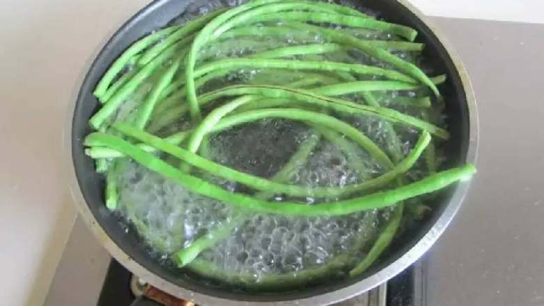 麻酱豆角,将豆角焯煮到全熟；