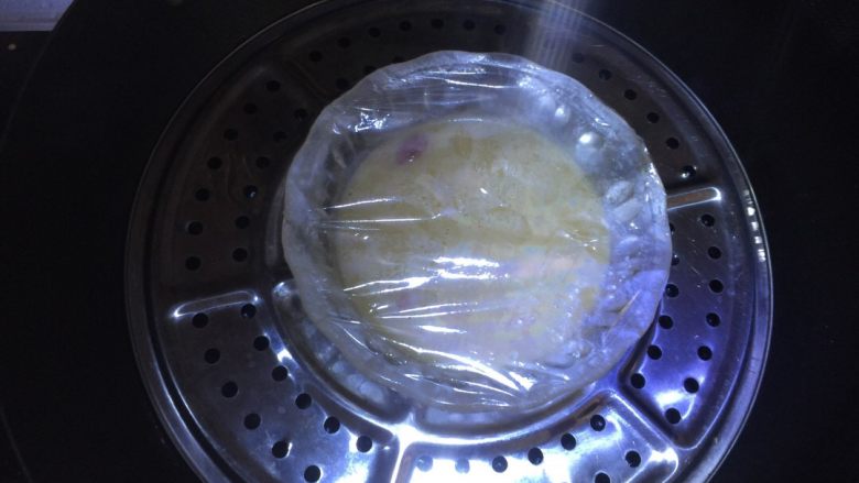 枸杞鸡蛋羮,冷水入锅,蒸十分钟钟左右。