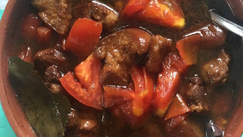 蜜汁西红柿烧猪蹄,1.<a style='color:red;display:inline-block;' href='/shicai/ 413'>猪蹄</a>洗净，切块，用黄酒操血水。2.热锅热油炒<a style='color:red;display:inline-block;' href='/shicai/ 413'>猪蹄</a>，然后加香叶、白糖、生抽、老抽、鸡精、八角、桂皮加水红烧，至沸，倒入砂锅中煲上半小时。3.<a style='color:red;display:inline-block;' href='/shicai/ 3551'>西红柿</a>切块，热锅热油炒<a style='color:red;display:inline-block;' href='/shicai/ 3551'>西红柿</a>至变色，倒入<a style='color:red;display:inline-block;' href='/shicai/ 413'>猪蹄</a>，焖烧十分钟。加蜂蜜一小匙，至匀。4.起锅。