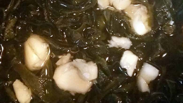 海带金针菇排骨汤,加入海带丝,蒜瓣烧开后转中火慢慢炖煮。