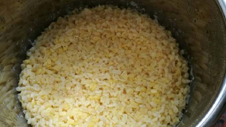 纯绿豆糕,抹茶绿豆糕,放入高压锅,煮到出蒸汽,转小火继续煮10分钟,关火,再闷半小时后,开锅