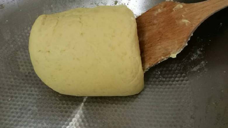 纯绿豆糕,抹茶绿豆糕,炒到绿豆不粘锅,能抱成团,差不多得一个小时