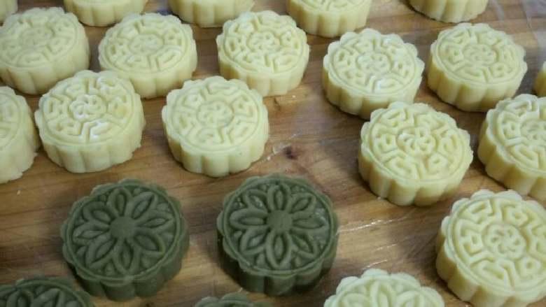 纯绿豆糕,抹茶绿豆糕,抹茶绿豆糕:用20克抹茶绿豆皮包入10克的纯绿豆(像包汤圆一样),用50克的模具印压成型(做纯绿豆糕的这步省略)