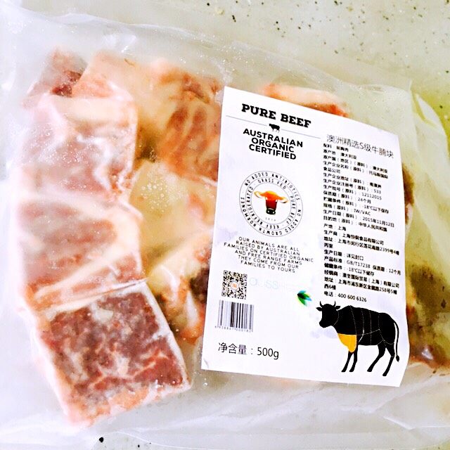土豆炖牛肉,<a style='color:red;display:inline-block;' href='/shicai/ 218'>牛腩</a>解冻泡血水