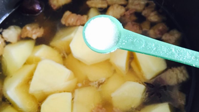 土豆炖牛肉,加入盐再炖十五分钟