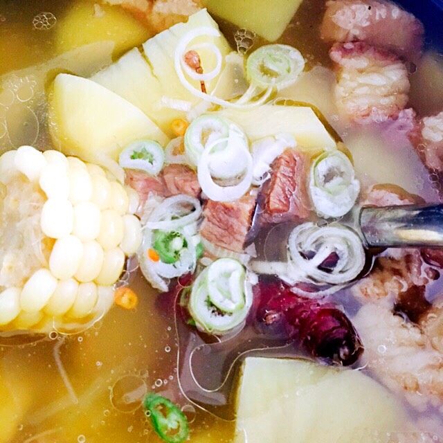 土豆炖牛肉,最后撒葱花,辣椒碎