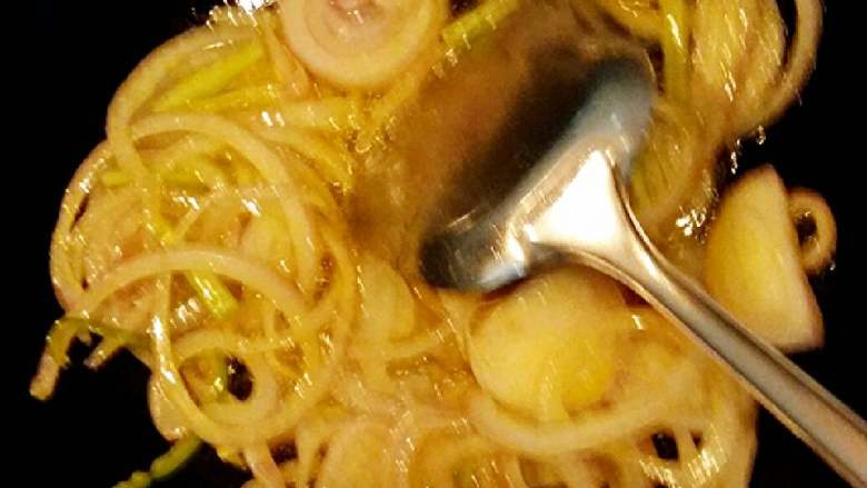 杂蔬鸡蛋炒粉干+#挑战鸡蛋的100种做法#,锅烧热加入适量的油,下洋葱煸炒片刻。