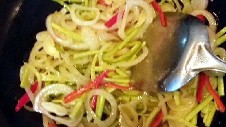 杂蔬鸡蛋炒粉干+#挑战鸡蛋的100种做法#,再加入青红椒,黄瓜丝,一点点盐煸炒至软,盛入菜盘中备用。