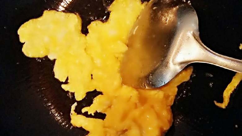 杂蔬鸡蛋炒粉干+#挑战鸡蛋的100种做法#,锅里加入一点点油烧热,下鸡蛋液翻炒成块。