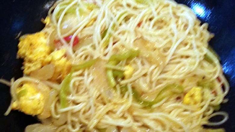 杂蔬鸡蛋炒粉干+#挑战鸡蛋的100种做法#,翻炒,再翻炒均匀,慢火焖至入味。