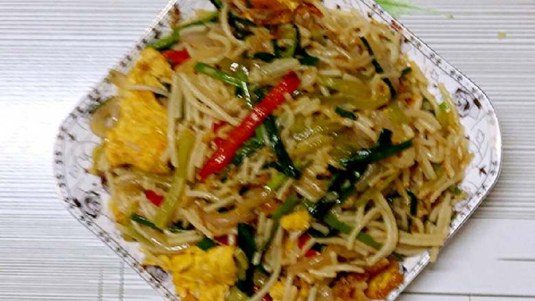 杂蔬鸡蛋炒粉干+#挑战鸡蛋的100种做法#,盛出即可食用。这盘是小朋友吃的。这么大一盘吃掉,应该味道还不错吧!😊
