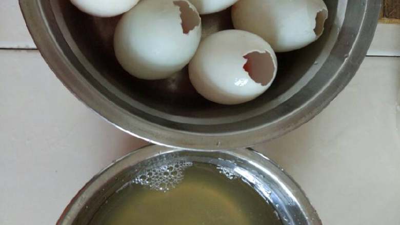 咸香糯米蛋,咸蛋去小口,小心倒出蛋白
