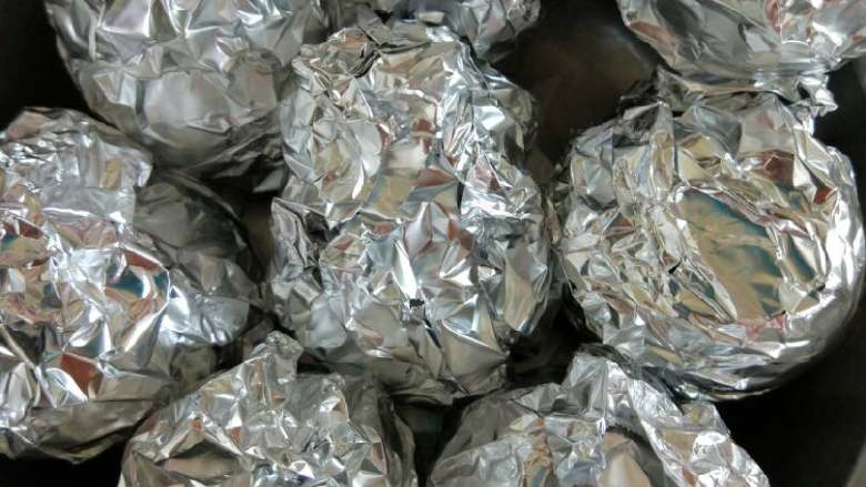 咸香糯米蛋,包上锡纸,大火蒸20分钟,小火焗10分钟就可以出锅了