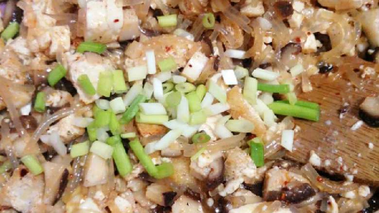 麻辣粉丝香菇豆腐饼,搅拌后,放点葱花
