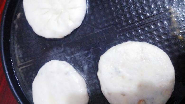 麻辣粉丝香菇豆腐饼,电饼档加热放油,油热放入饼,盖好盖子