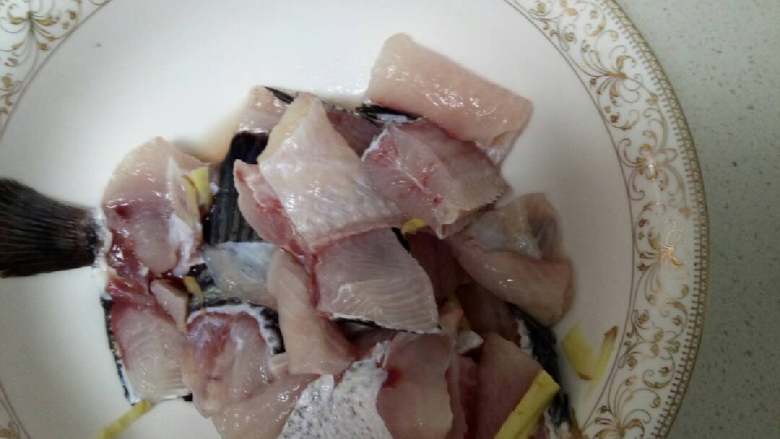 泡椒乌鱼,鱼骨放盐,料酒姜,腌制20分钟