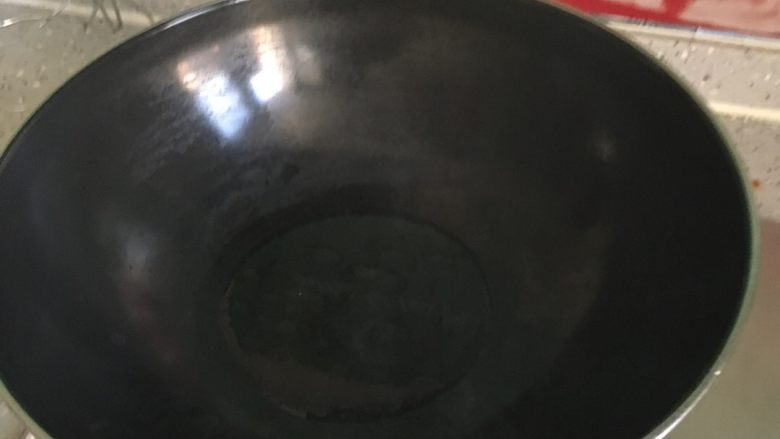 清炒茭白,锅烧热放适量橄榄油,比平时多点儿,茭白吃油