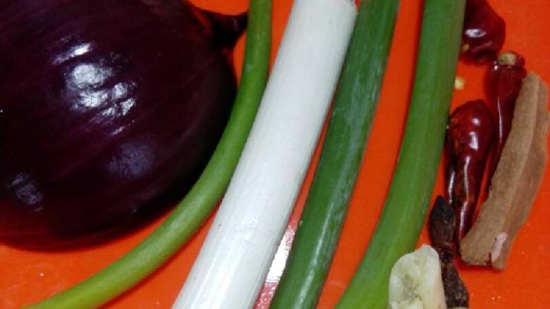 “红烧带鱼”绅士私房菜,切好配料待用