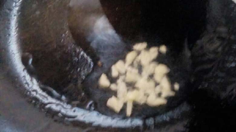 素炒西葫芦,锅里放入少量的油，加热，放蒜翻炒出香味