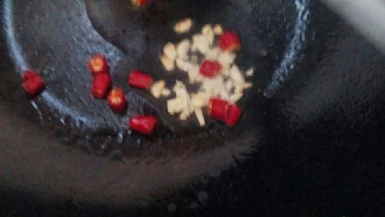 素炒西葫芦,放入辣椒翻炒出香味