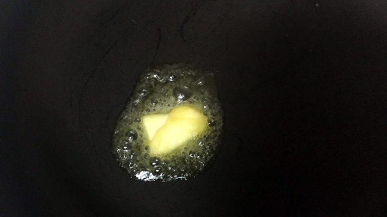 黑椒小牛排,平底锅给少许黄油,小火化开。不要用大火,会把黄油弄得很焦,就不好吃了