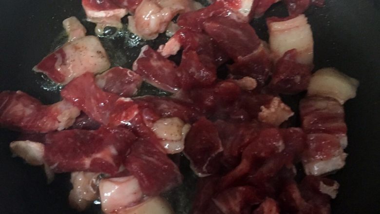 黑椒小牛排,将腌好的牛肉煎到8分熟