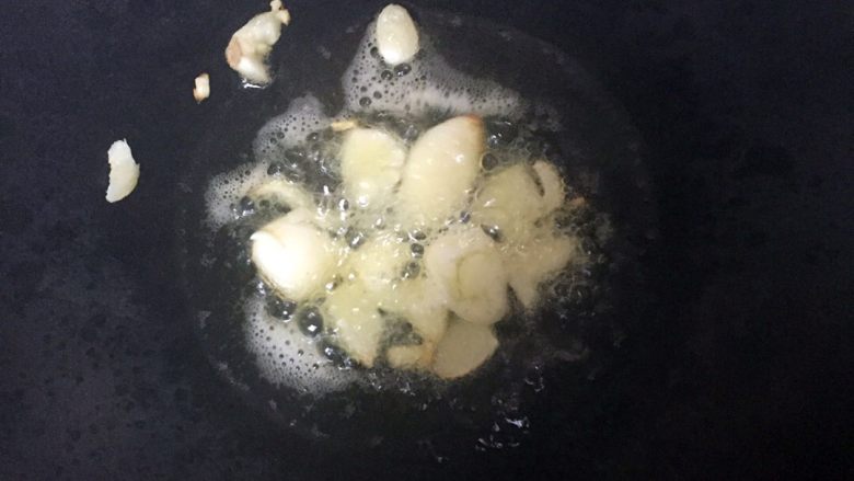 黑椒小牛排,锅内给油,将蒜片煎至焦黄