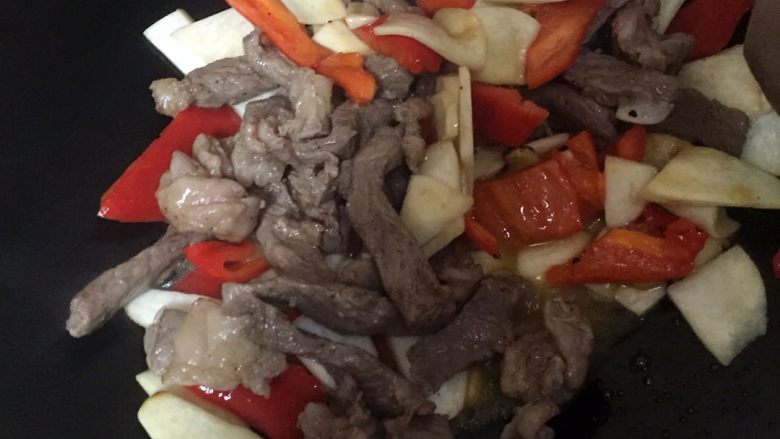 黑椒小牛排,将煎好的牛肉也给入