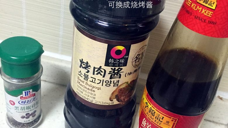 黑椒小牛排,将<a style='color:red;display:inline-block;' href='/shicai/ 26895'>黑椒酱</a>、<a style='color:red;display:inline-block;' href='/shicai/ 721'>蚝油</a>各给一勺，也可将<a style='color:red;display:inline-block;' href='/shicai/ 26895'>黑椒酱</a>换成烧烤酱，再给少许粗黑椒调味
