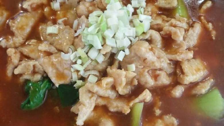 水煮肉片,调好味道，肉片入锅，勾薄芡，出锅