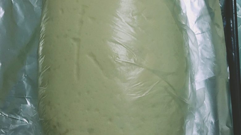 纯朴的布鲁姆欧包,盖上保鲜膜发酵大约1小时左右,发酵至原来2倍