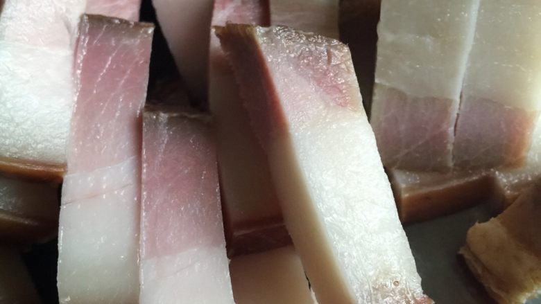 腊肉烧土豆,<a style='color:red;display:inline-block;' href='/shicai/ 436'>腊肉</a>切条