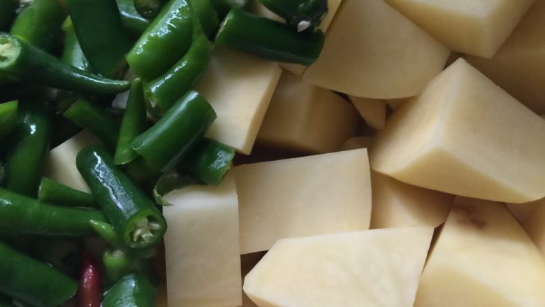 腊肉烧土豆,土豆切块，辣椒切段