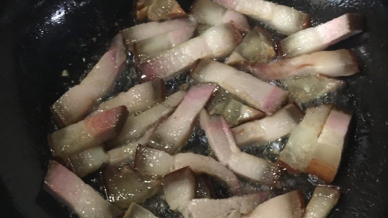 腊肉烧土豆,把油脂炒出来
