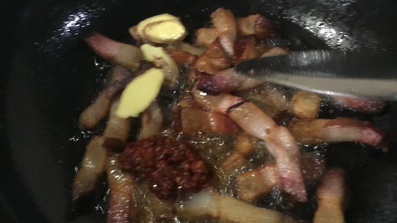 腊肉烧土豆,加入郫县豆瓣，姜炒香。