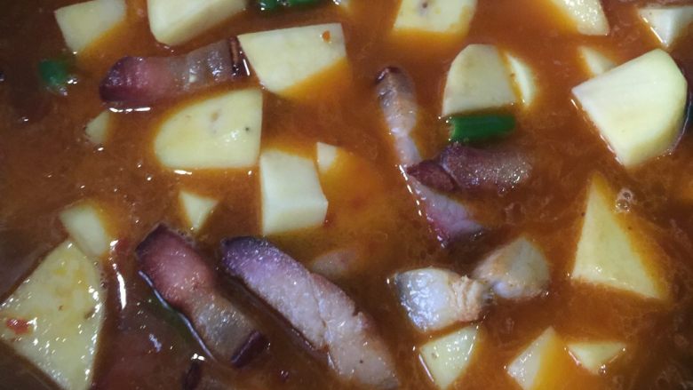 腊肉烧土豆,加入清水，慢慢烧煮入味即可。