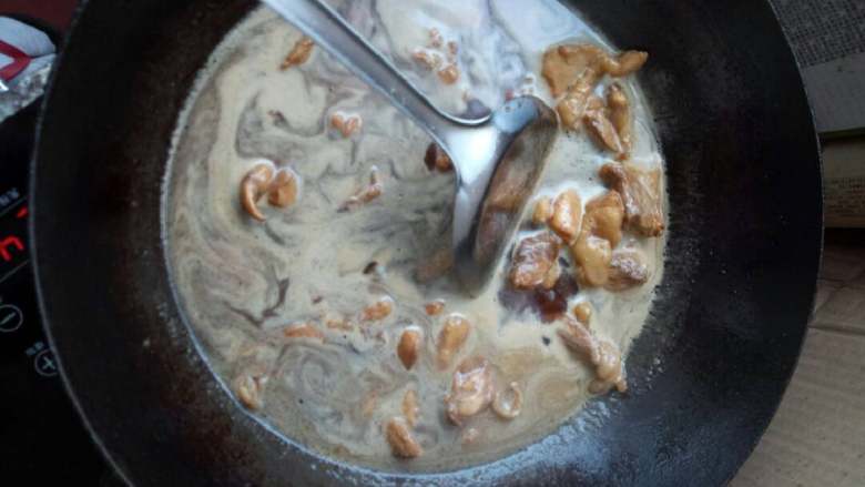 麻香鸡腿,倒水,没过鸡腿,撇去学沫,开锅转小火,盐少许,20分钟后大火收汁。