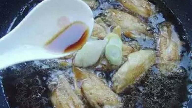 可乐鸡翅,看到白糖融化变作黄泡沫后，迅速放鸡翅翻炒。放葱段、姜块、大料。继续翻炒。
