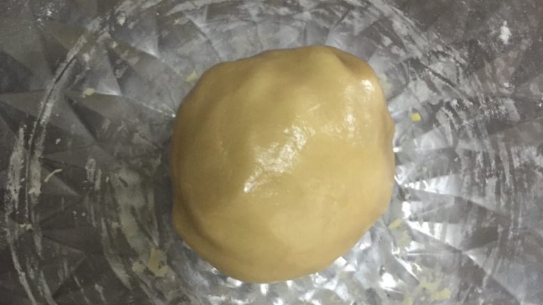 月饼,面团覆盖保鲜膜静置1小时