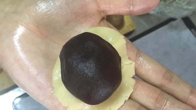 月饼,一个面剂子压扁包裹一个馅料