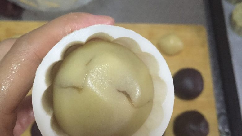 月饼,包好的月饼放进模具压实,预热烤箱200度