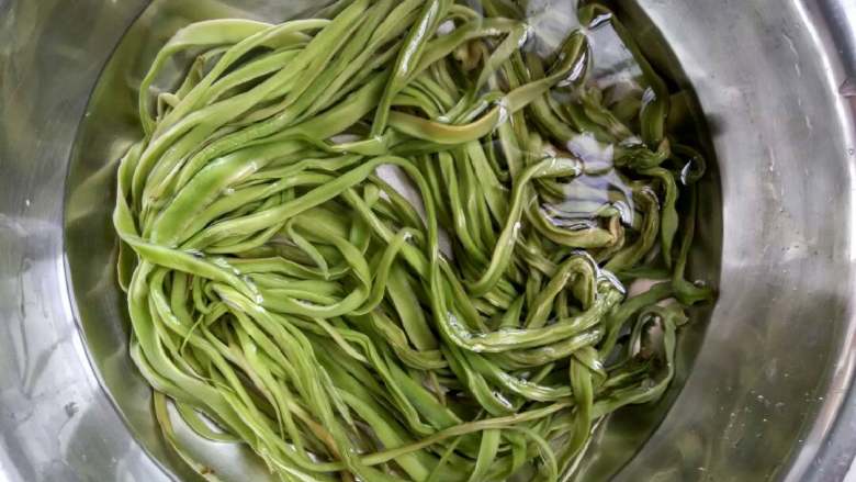 香菇苔干肉丝,放盆子里面冷水泡四十分钟后，水可以多放一点，这是放水里洗过一回后的模样，一开始泡的样子不是那么好看😊