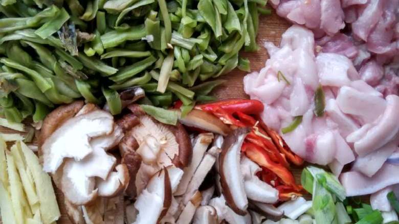 香菇苔干肉丝,<a style='color:red;display:inline-block;' href='/shicai/ 230'>香菇</a>，<a style='color:red;display:inline-block;' href='/shicai/ 6081'>肉</a>切丝，苔干切段，可以不放辣椒给孩子吃，本人是为了好看😊