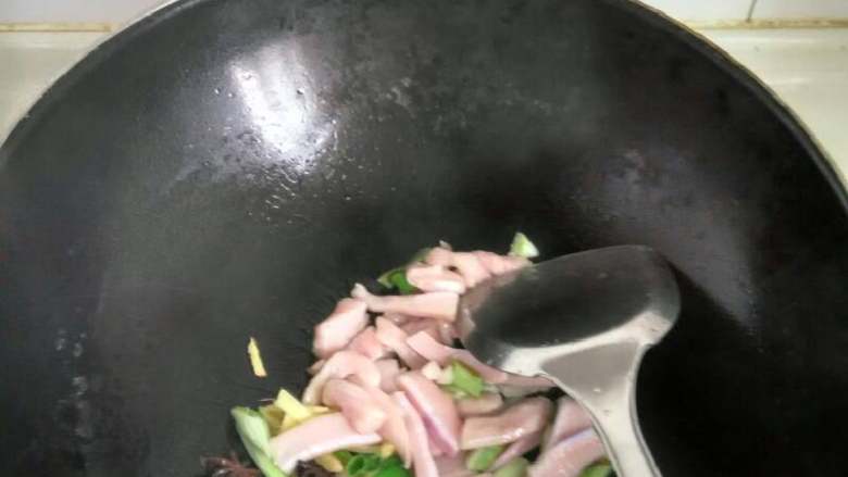香菇苔干肉丝,倒少许油，葱姜八角炸香，放肥肉练出油