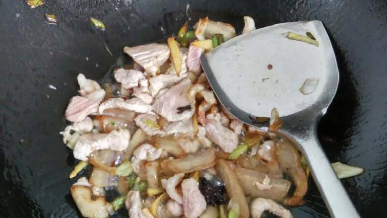 香菇苔干肉丝,倒入瘦肉丝炒，加入生抽，老抽，白糖